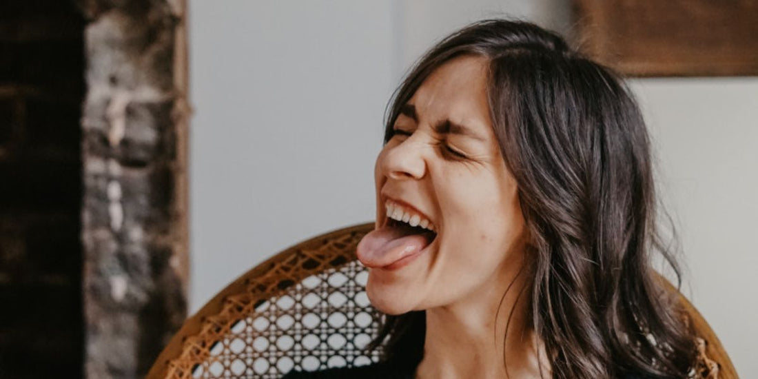 5 Beneficios de usar un raspador lingual