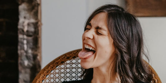 5 Beneficios de usar un raspador lingual