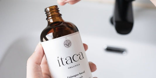 Razones por las que comprar un enjuague bucal de aceite ecológico